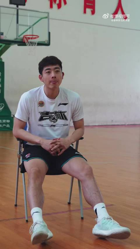 刘天意谈自己的投篮姿势跳投学的麦迪手型学的科比