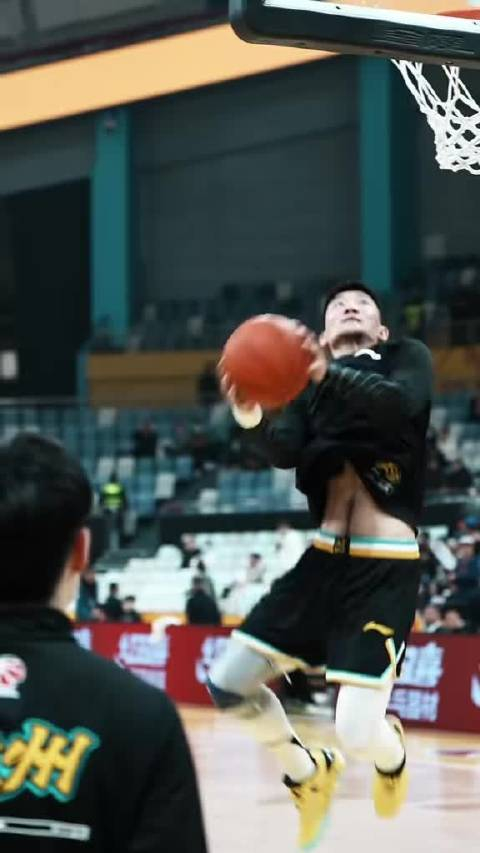 孙铭徽晒扣篮跳起来的那一刻流过的每滴汗水都有了它的意义