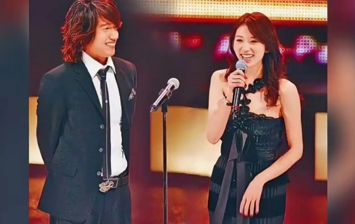 而反观言承旭,他的家庭连普通家庭都谈不上,在他很小的时候,父母因为