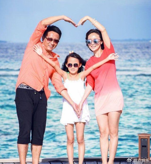 她是夏雨同学,和丈夫从校服到婚纱,裸婚25年依旧甜蜜女儿超漂亮