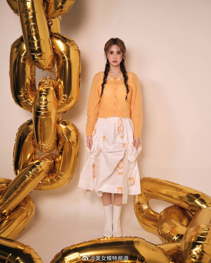 杨丞琳橙色系穿搭温暖靓丽 扎双麻花辫露甜美笑容__财经头条