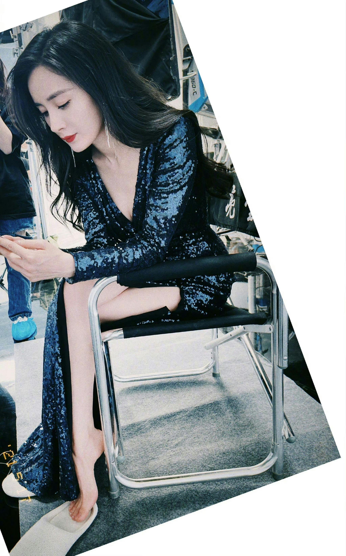 杨幂的坐姿美照真的是人美怎么拍都好看