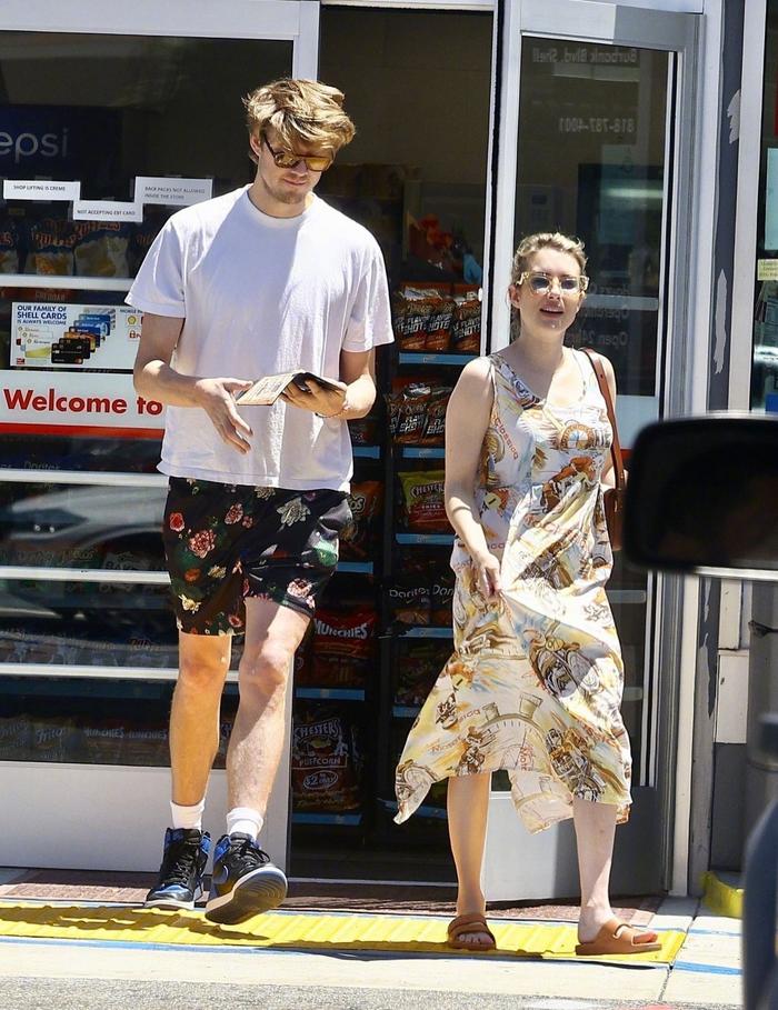 艾玛·罗伯茨 (emma roberts) 和男友洛杉矶 target 购物的街拍