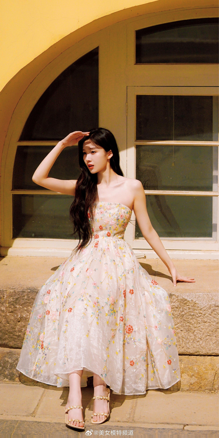 王子璇鲜花抹胸裙