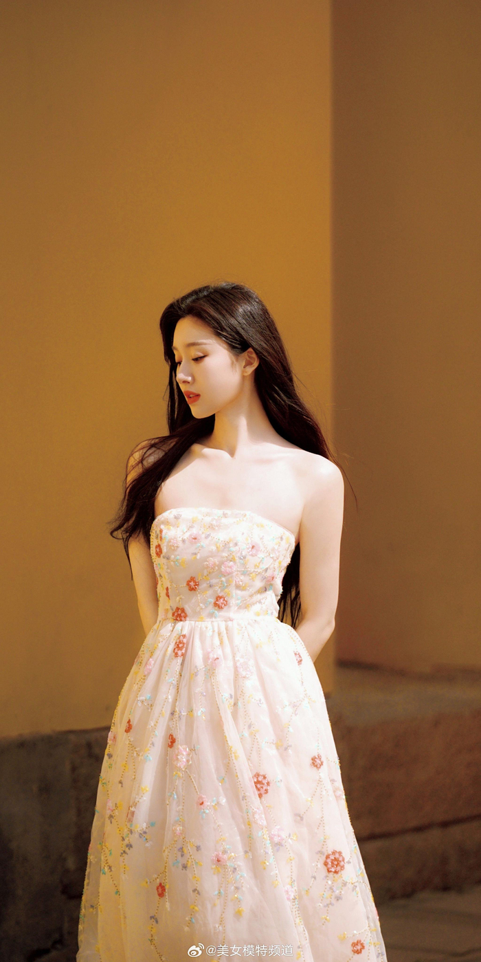 王子璇鲜花抹胸裙