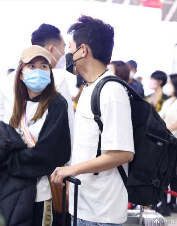 廖语辰现身苏醒演唱会,同框却无互动,苏醒搂肩老婆闺蜜引争议|廖语辰