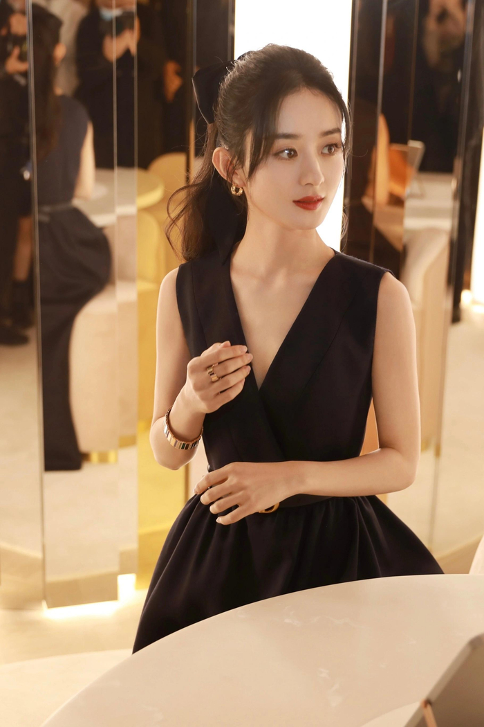 赵丽颖晒新剧杀青照!身穿民族服饰出镜,开心和小朋友微笑合影