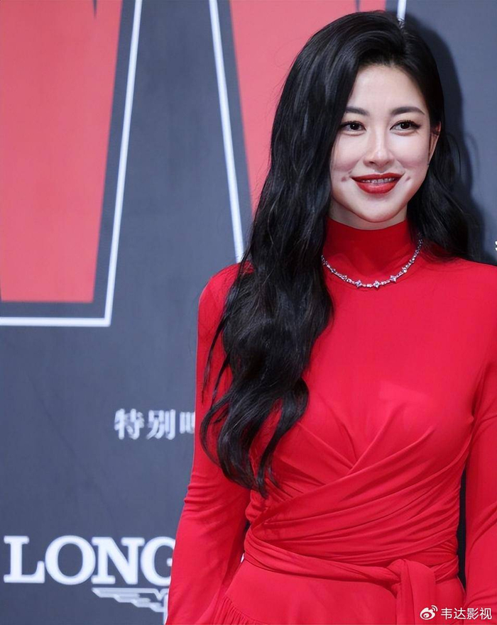 看起来落落大方,胸口也没有过多的装饰,只有一条恰到好处的钻石项链