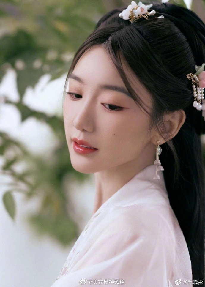 毛晓彤晒汉服造型美照 化身古风美人令人心动