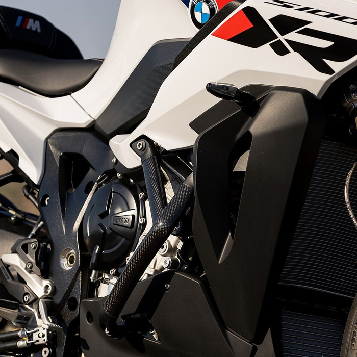 美图赏析丨机械感十足的旅行车宝马s1000xr欣赏