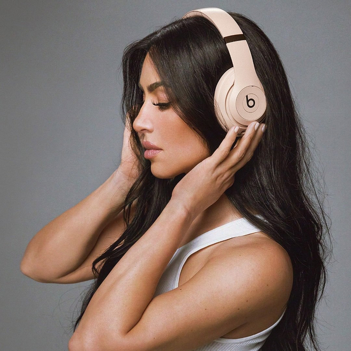 再度携手 kim kardashian 带来全新 beats studio pro 头戴式耳机