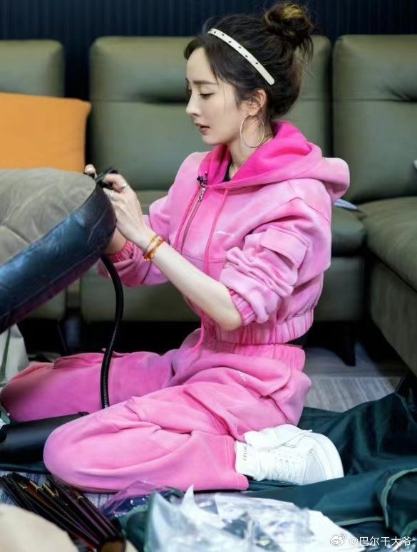 杨幂接受采访说过年的时候买了很多金子送人啊啊啊啊幂姐大气