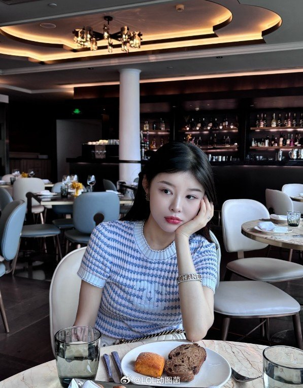 糖小幽晒游玩照:在外滩当了一天gai溜子