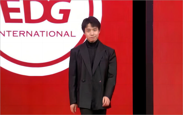 edg主教练clearlove今天出场换了个寸头发型