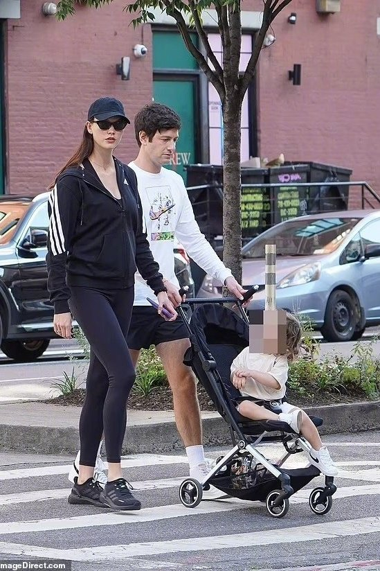 二胎产后20天的karliekloss在纽约外出的街拍