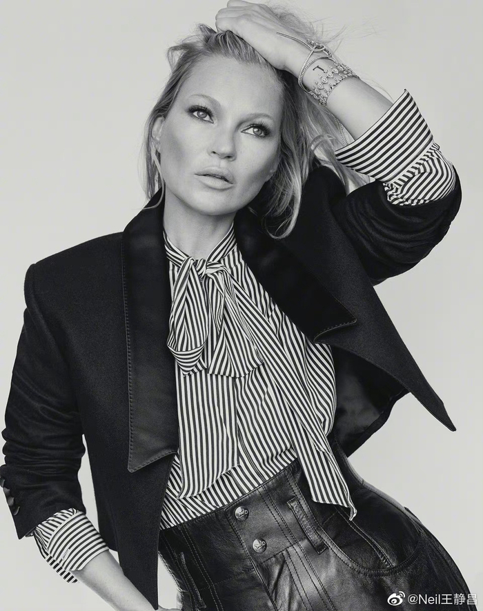 老牌超模katemoss登上俄罗斯版vogue12月刊封面