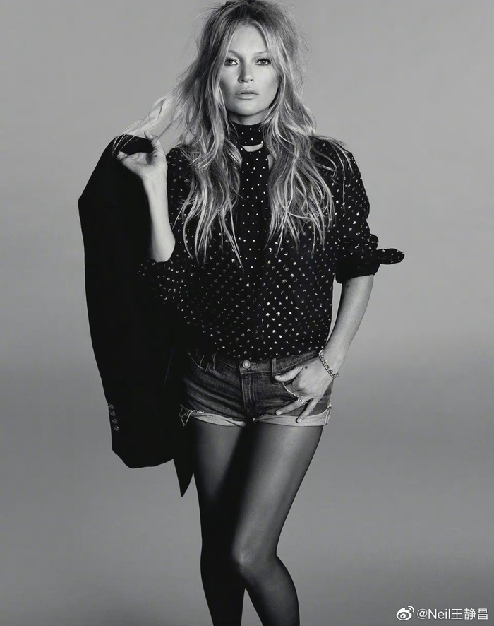 老牌超模katemoss登上俄罗斯版vogue12月刊封面