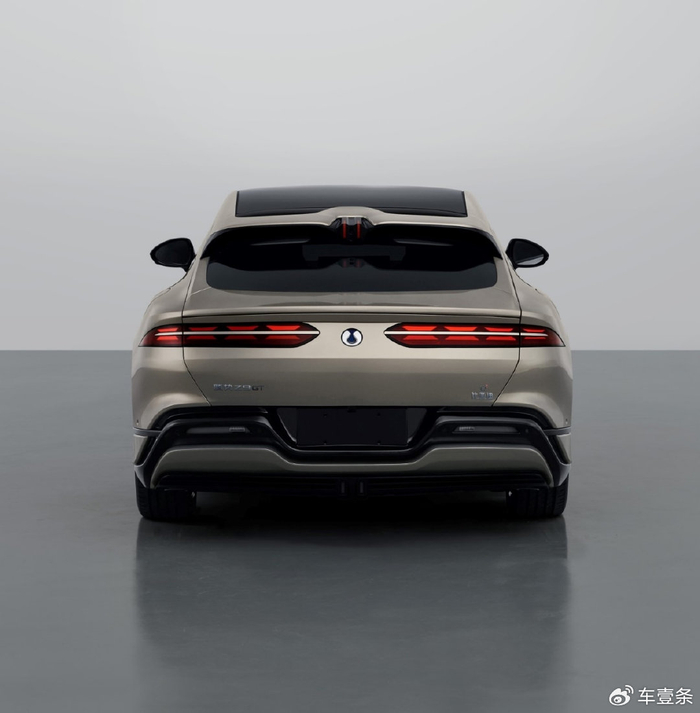 新车将配备最大功率分别为230kw,240kw以及240kw的三电机,最大马力