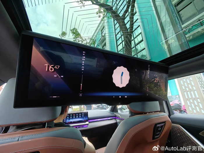 说完了后排屏,再看看宝马 i5 前面的中控屏和娱乐屏 首先一看这个 ui
