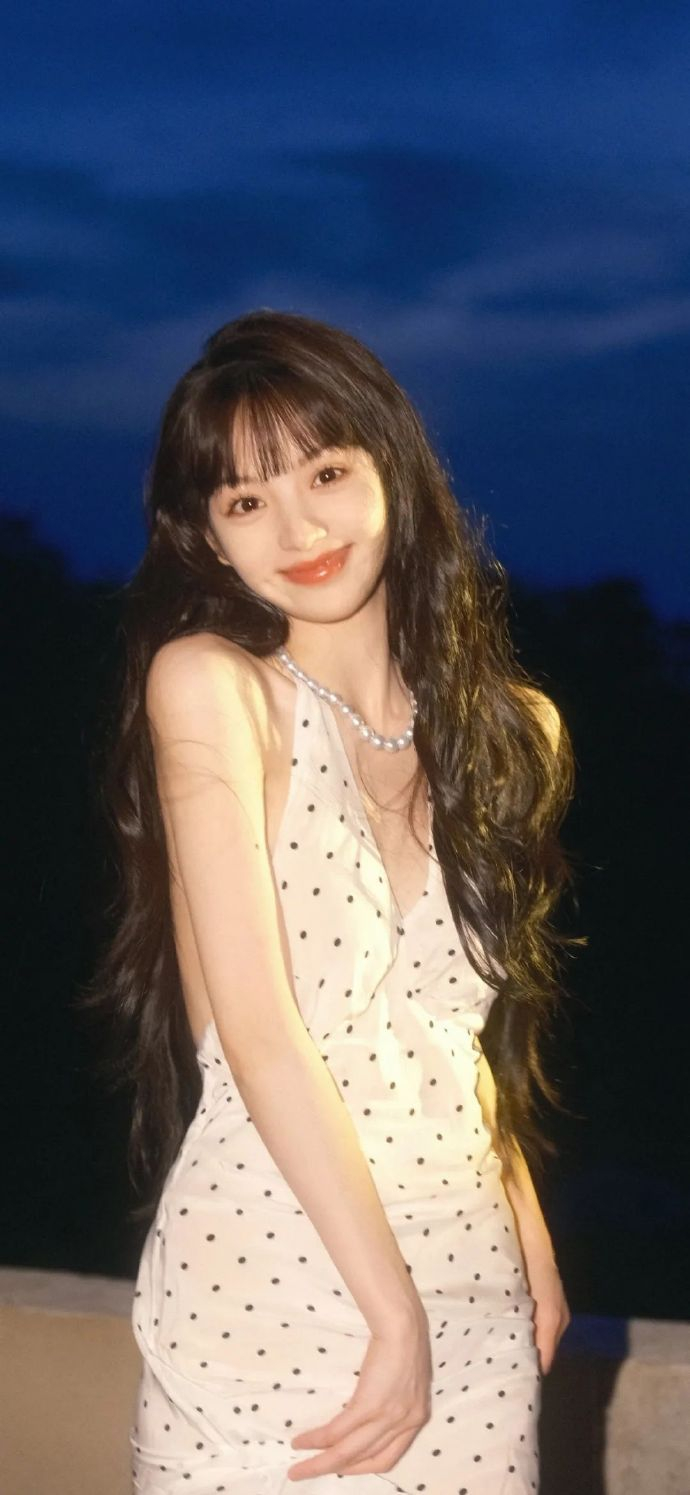 田曦薇壁纸精选波点吊带甜美且小性感