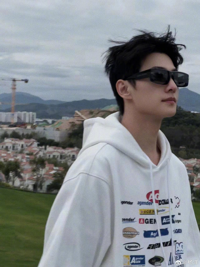 被杨洋男大穿搭迷倒了