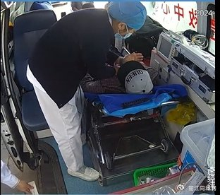 和死神抢人丽江护士在行驶的救护车上心肺复苏6分钟救人