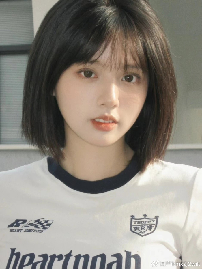 初恋头长什么样子?直发波波头搭配齐眉刘海,越看越心动