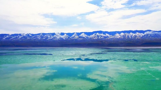 静谧安然新疆喀拉托海湖碧波荡漾