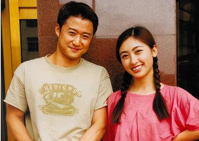 她先恋大25岁张铁林,再嫁大23岁李子雄,如今41岁过得怎样?|雅琦|法提麦·雅琦|俊杰|吴京|暧昧_新浪娱乐_新浪新闻
