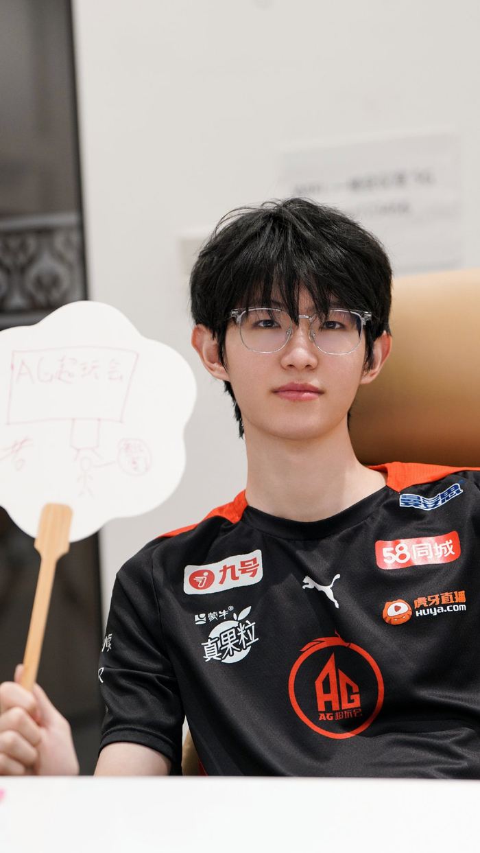 ag队员晒出自己涂鸦的扇子,谁比较有特色呢?