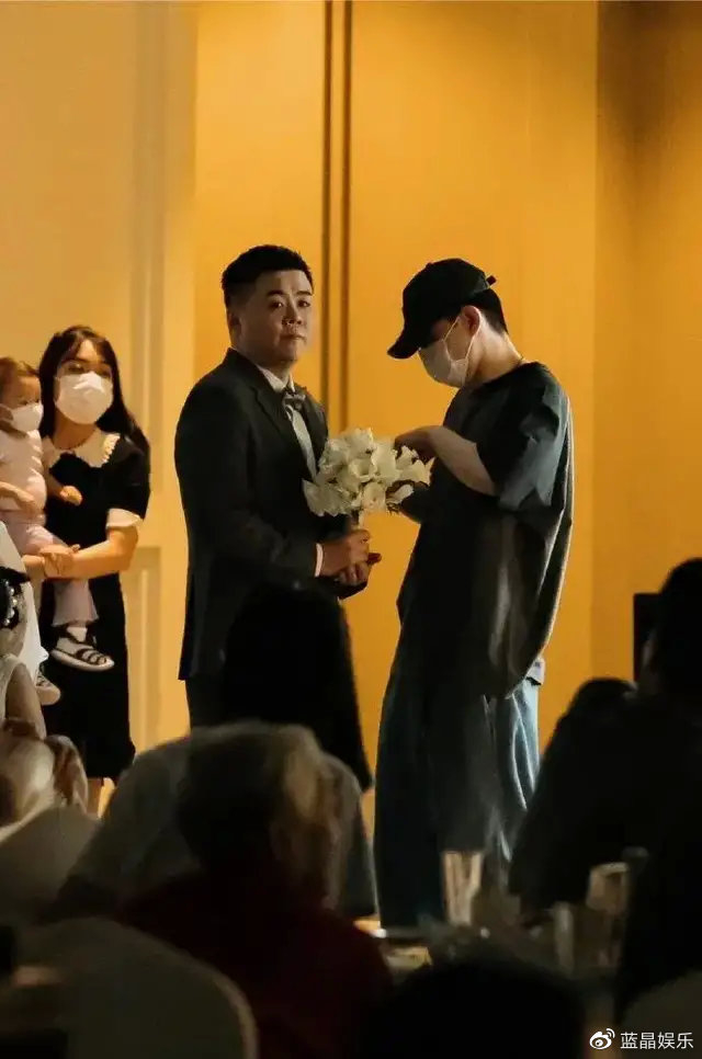 邓伦罕见露面好友婚礼,仍受铁粉追捧,现场举手表态婚恋现状|邓伦|金晨