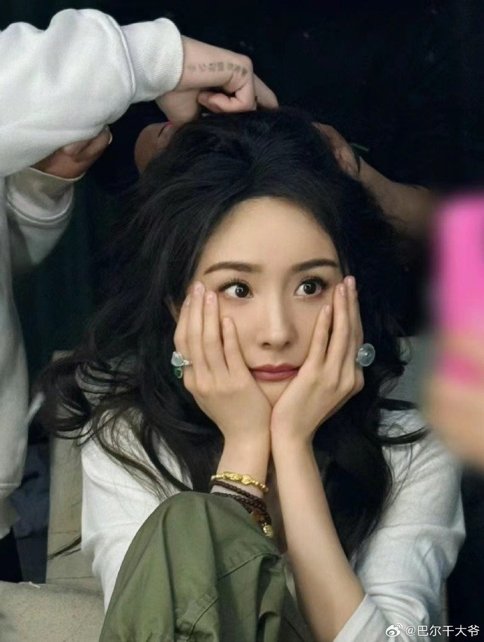 杨幂接受采访说过年的时候买了很多金子送人啊啊啊啊幂姐大气