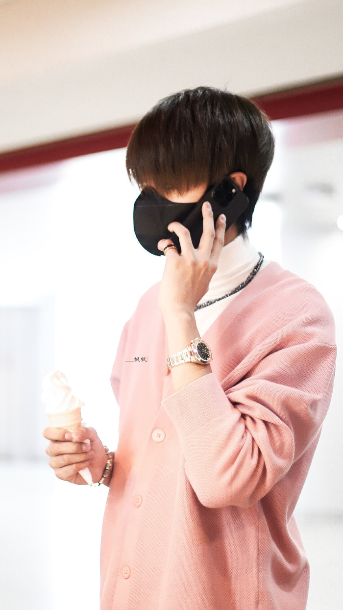 我和他还喜欢看秦霄贤穿斯凯奇的衣服了