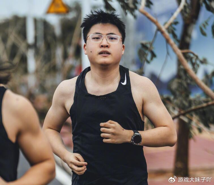 uzi透露卢本伟近况,财富自由正在享受生活,体重快赶上pdd了|财富