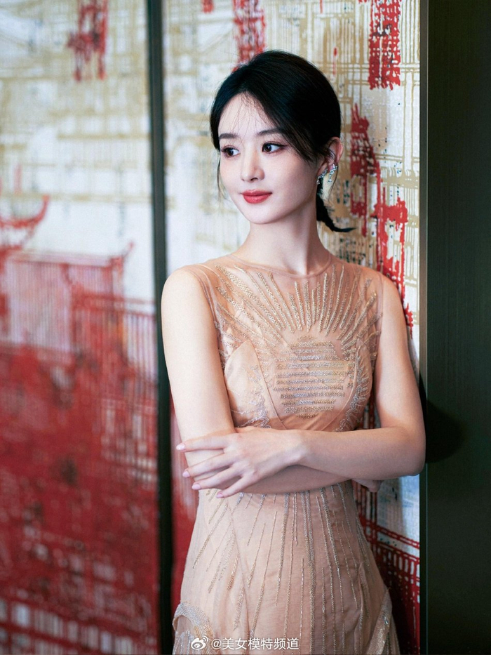 赵丽颖杏色绣花长裙优雅端庄扎小揪揪造型甜美俏皮