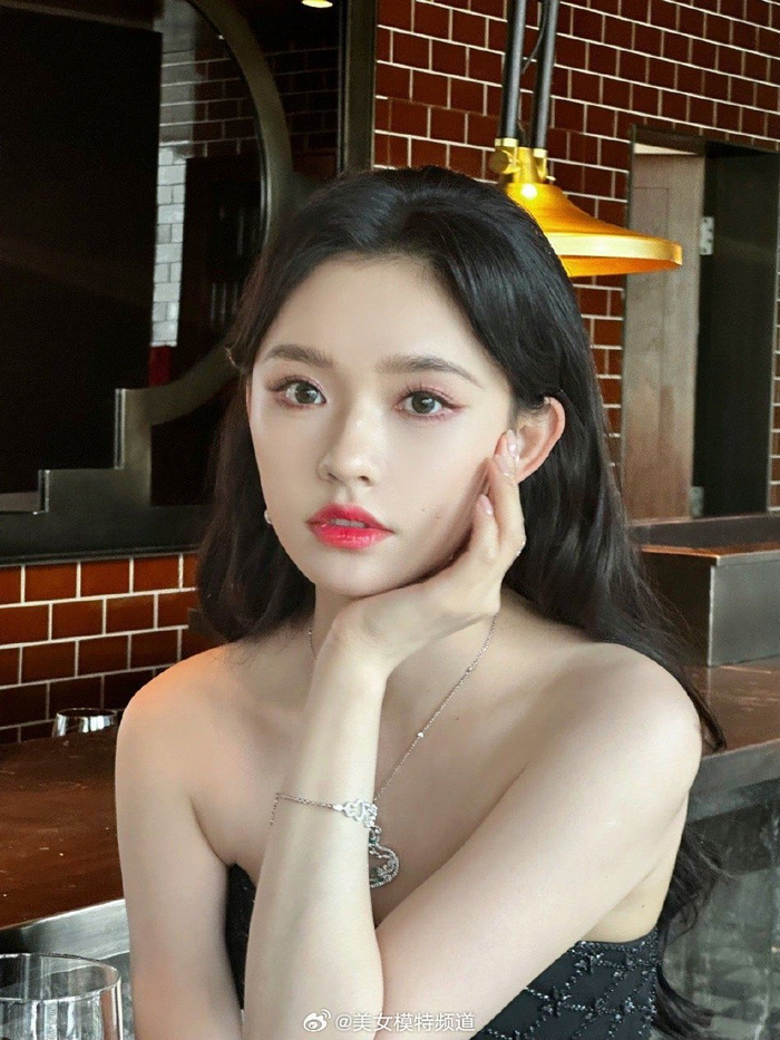 林允复古名媛造型高贵优雅 抹胸裙大波浪长发韵味十足