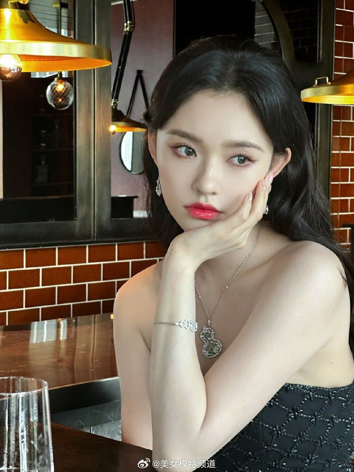 林允复古名媛造型高贵优雅 抹胸裙大波浪长发韵味十足