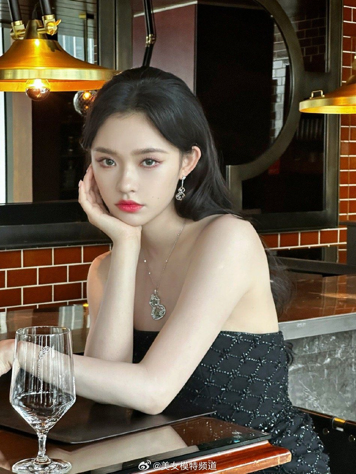 林允复古名媛造型高贵优雅 抹胸裙大波浪长发韵味十足