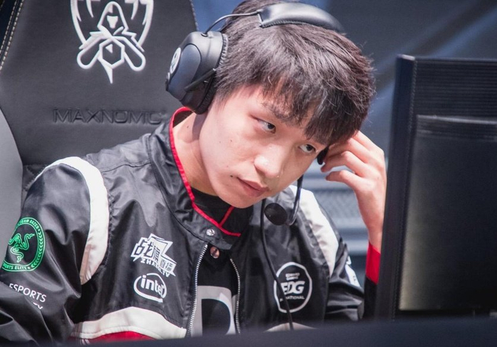 edg主教练clearlove今天出场换了个寸头发型