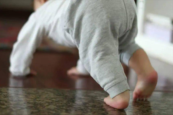 不爬就走vs先爬后走的孩子,长大后差距明显,父母最好提前了解|爬行