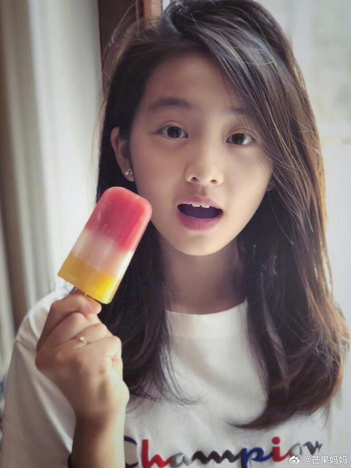 黄磊女儿黄多多17岁执导舞台剧,出演人鱼角色