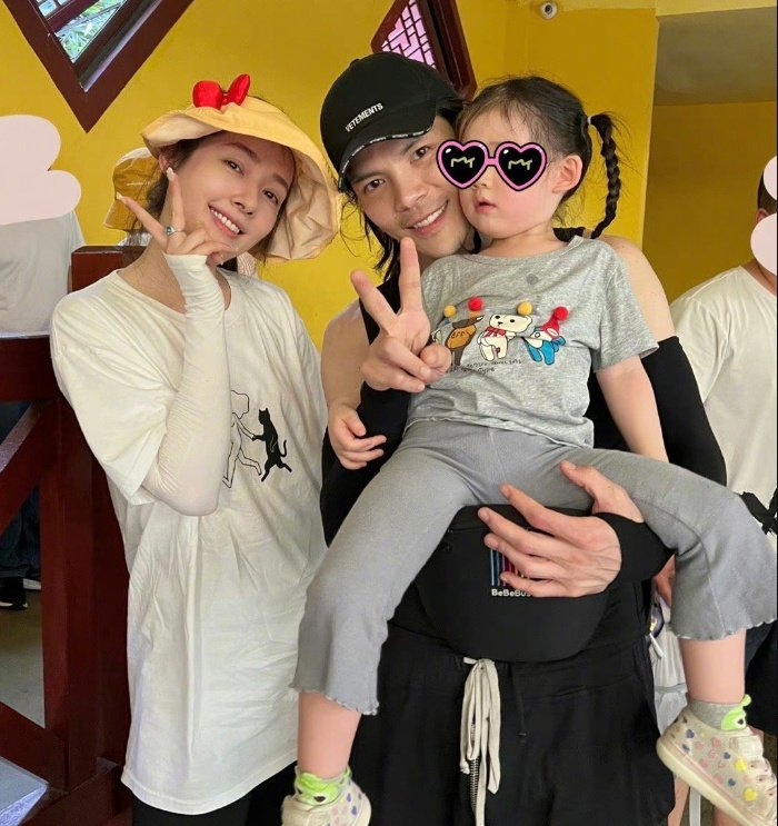 向佐两次发文维护郭碧婷,评论区却一片骂声,先学好中文再说话吧