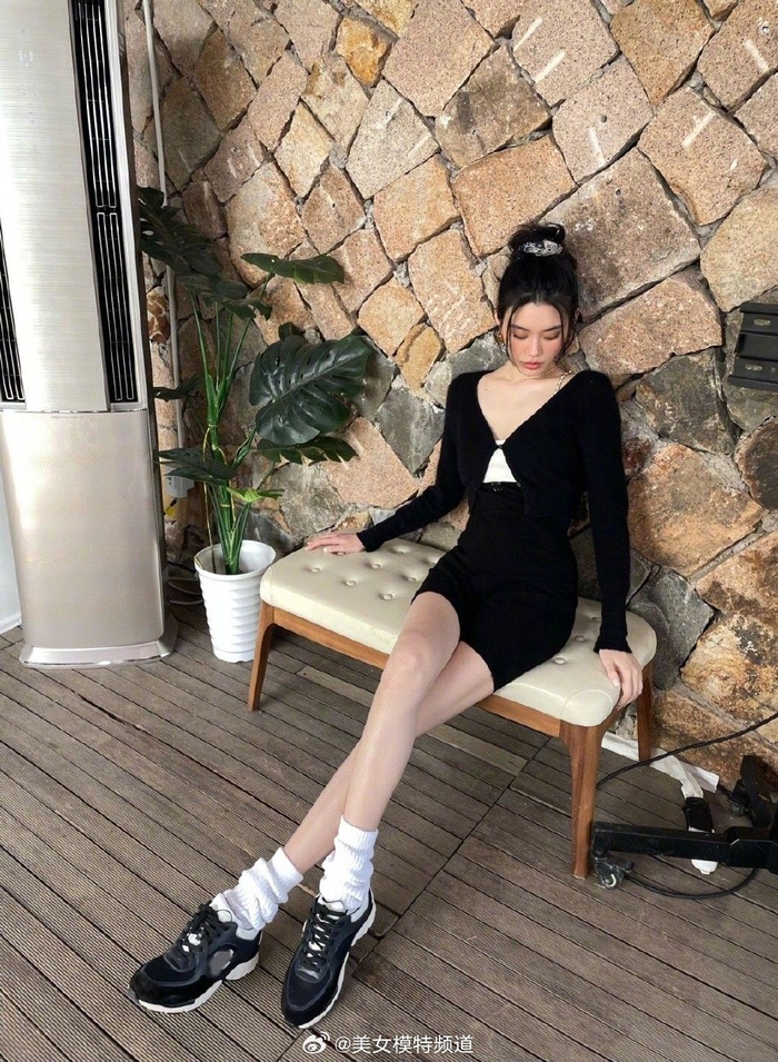 奚梦瑶穿黑色短裙秀好身材锁骨清晰肤白腿长笑容满满