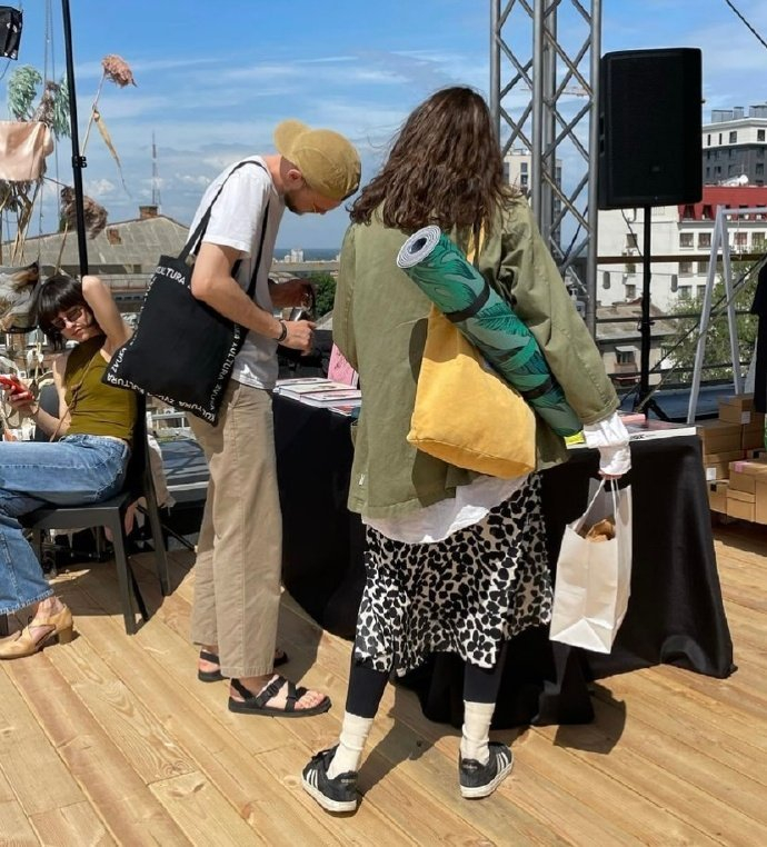 乌克兰基辅街头路人穿搭街拍