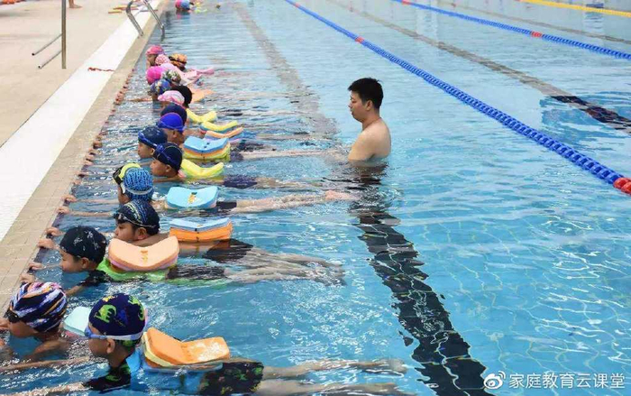 暑假必备:孩子学游泳,家长需要提前知道的事情|培训班|教练|家长_新浪