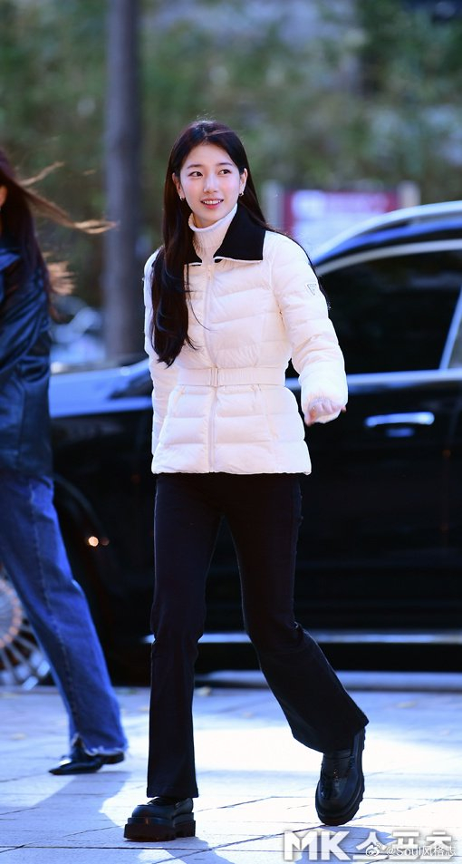 秀智 今日guess活动造型 身着白色羽绒服搭配黑色长裤……__财经头条