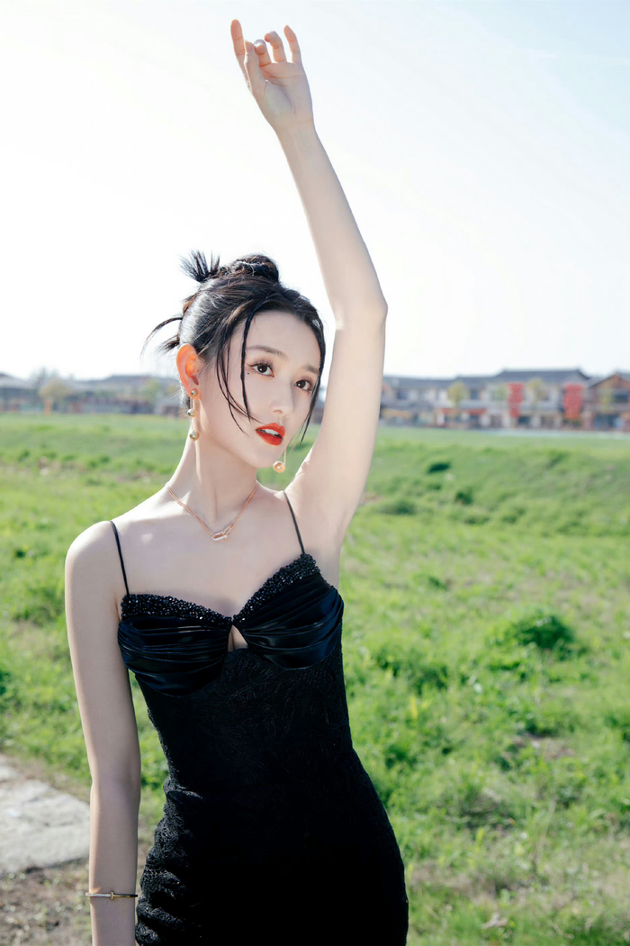 蒋依依,红唇吊带