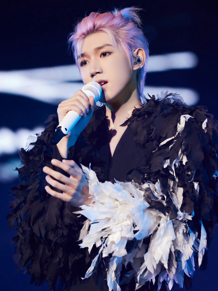 王源广州演唱会舞台花絮照闪闪发光的小王子啊