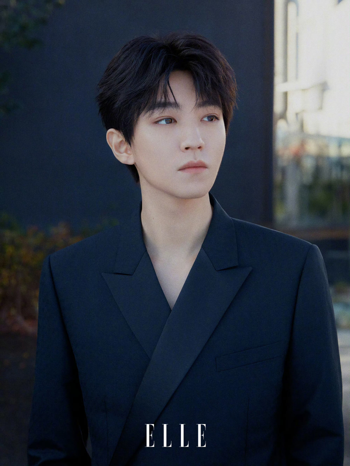 王俊凯藏蓝色西装造型凯子哥现在自带一种稳重成熟的霸总感