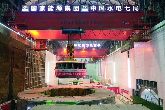 玛尔挡水电站3号机组转轮吊装成功